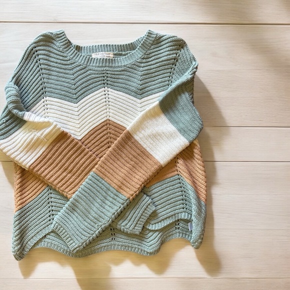 Chevron Patterned Sweater in Green, White, and Beige - Picture 2 of 3